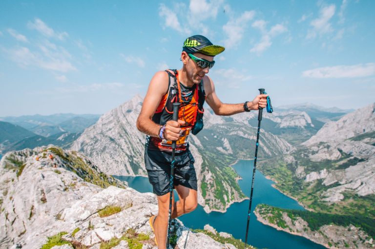 Corredor de trail running en una cresta de alta montaña sobre el Embalse de Riaño durante la Riaño Trail Run en los Picos de Europa