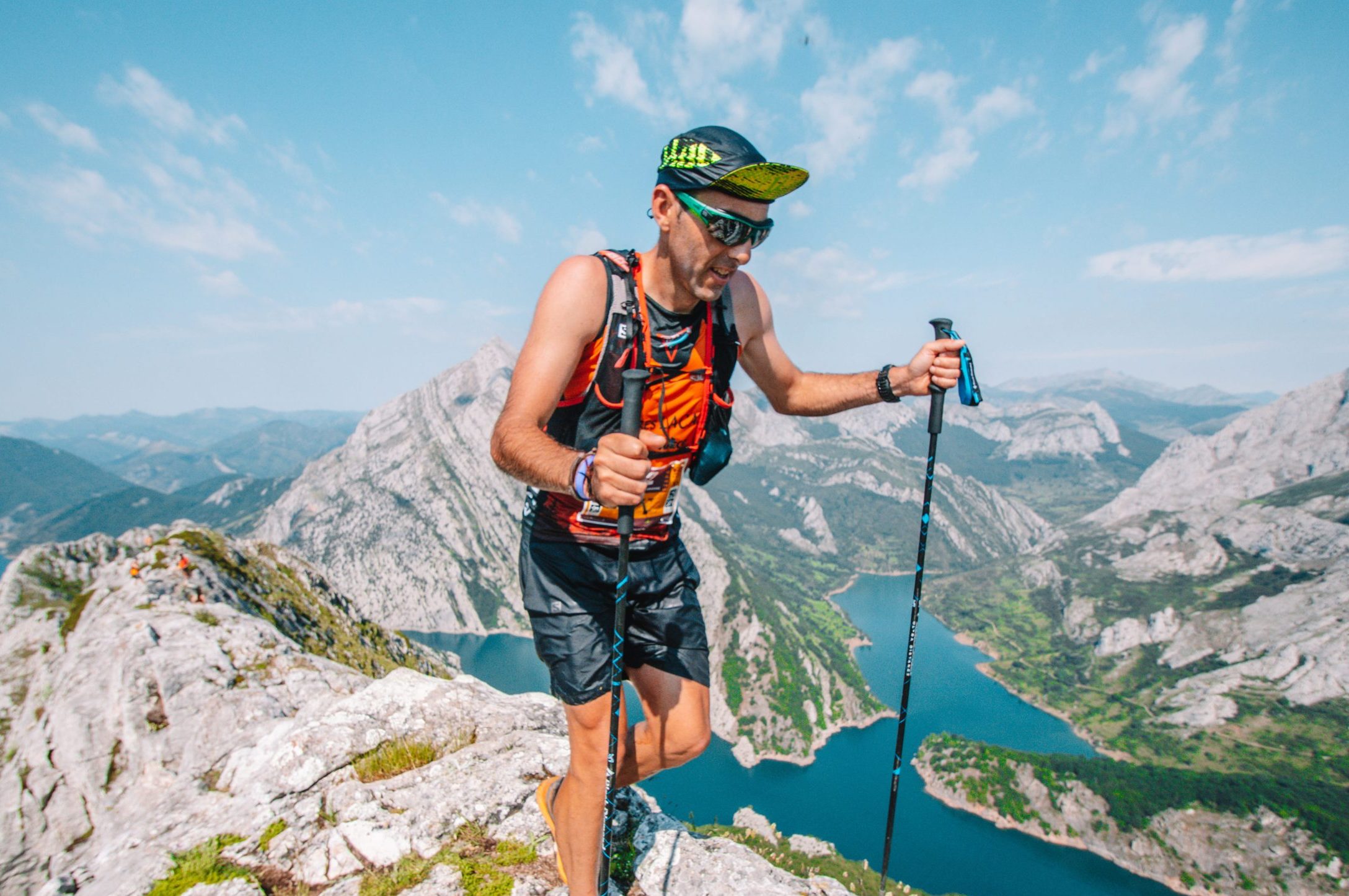 Corredor de trail running en una cresta de alta montaña sobre el Embalse de Riaño durante la Riaño Trail Run en los Picos de Europa